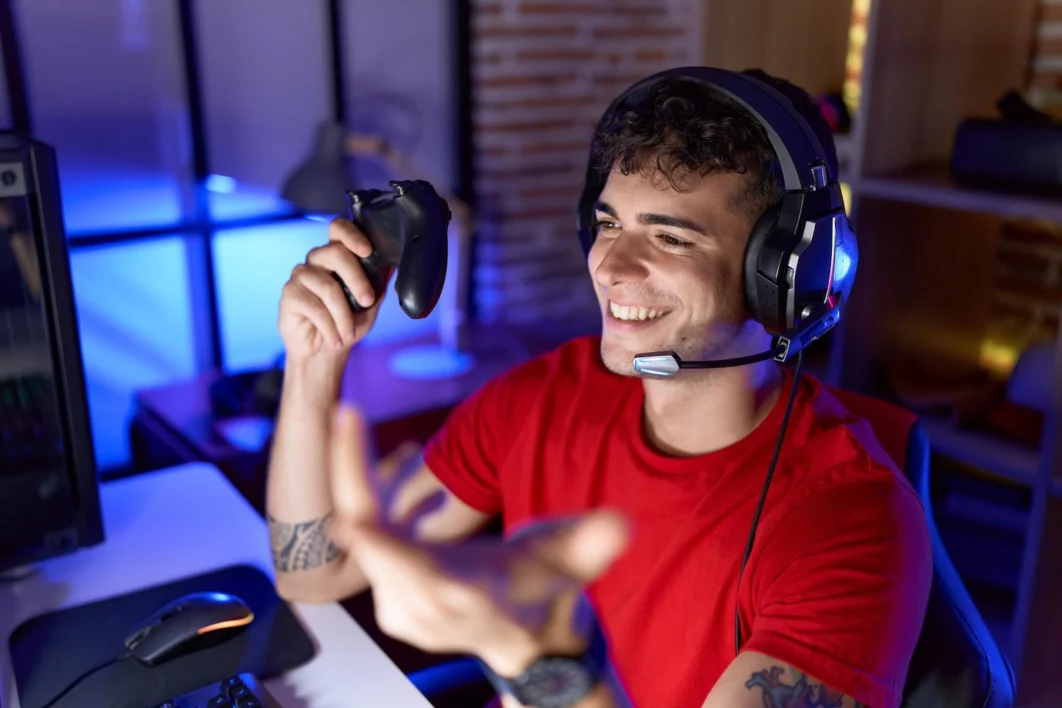 rapaz segurando controle de ps4