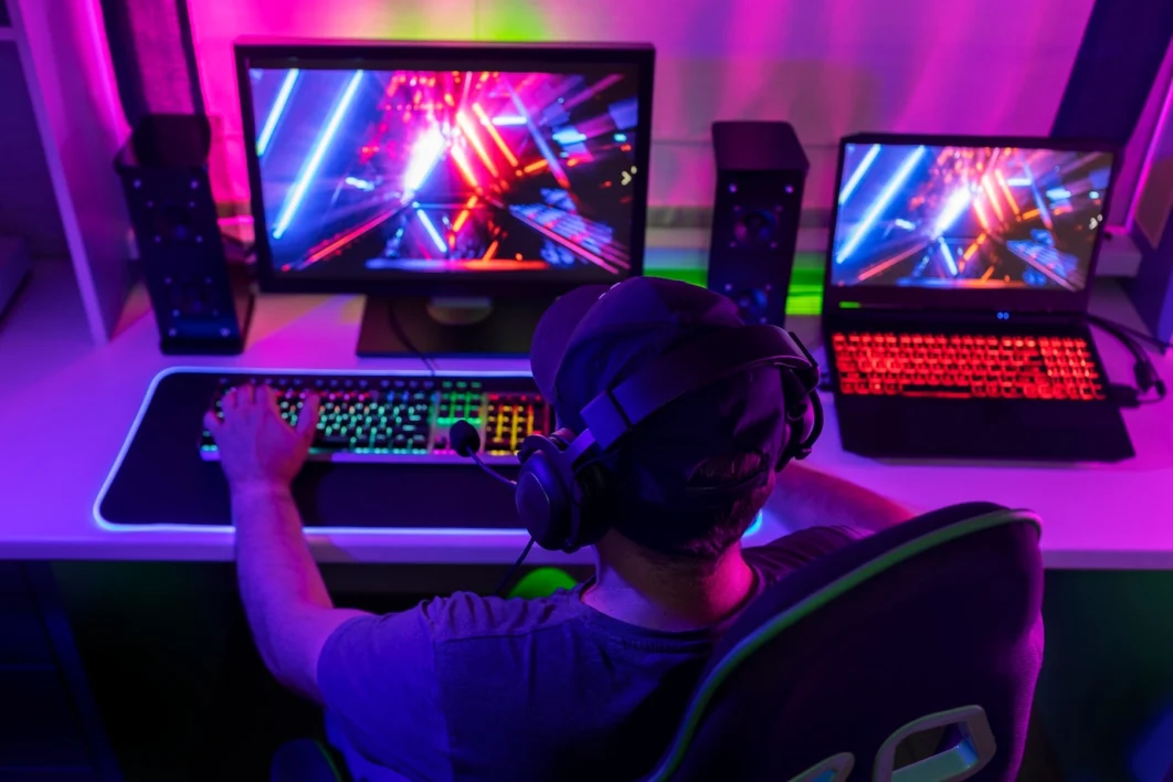 gamer descobrindo inúmeros easter eggs