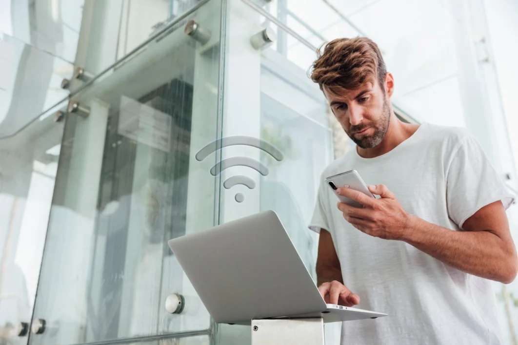 Homem segurando celular